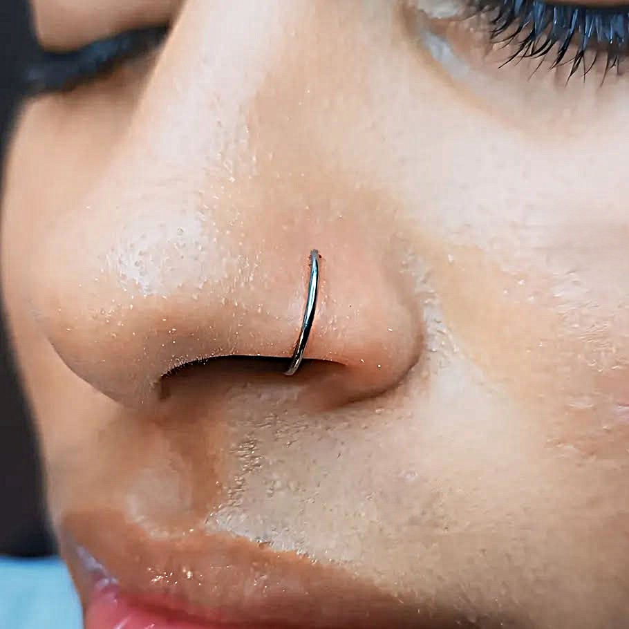 pircing aplicado sobre o nariz