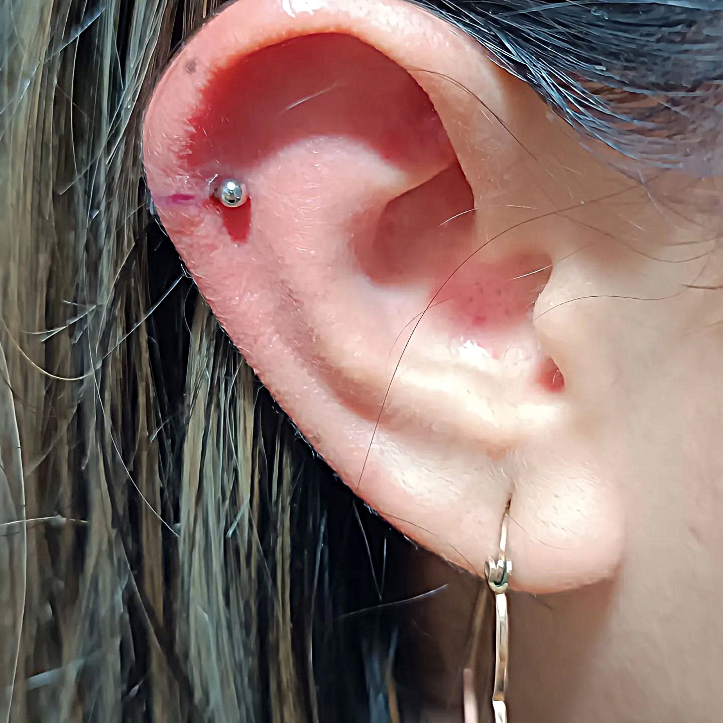 pircing aplicado sobre a orelha