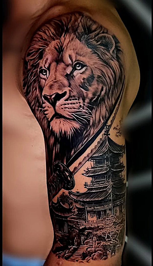 tattoagem com simbolos do leão e uma referencia japonesa