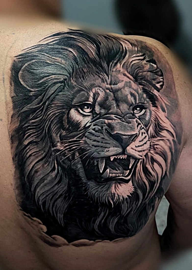 tattoagem com simbolos do leão